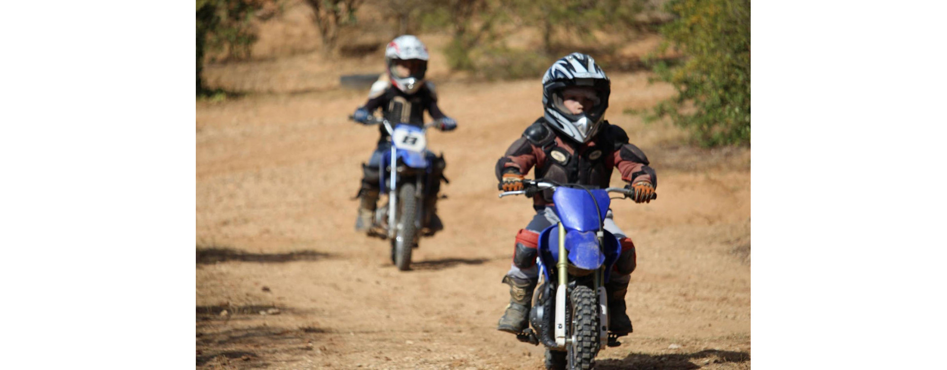 À quel âge peut-on faire du moto cross ? Guide complet pour débuter en toute sécurité